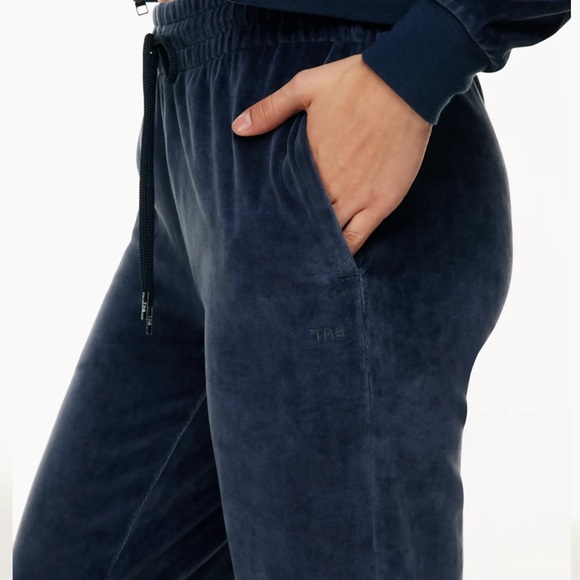 Aritzia TNA Velour Montcalm joggers and velour hoodie - Picture 4 of 11